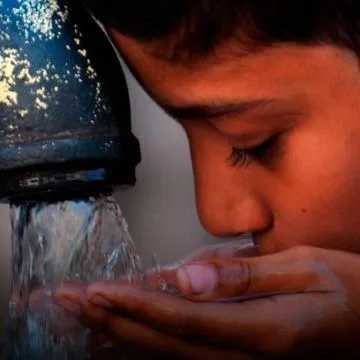Es un proceso que, en relación a otros, cuesta muy poco: se calculan unos 6 pesos cada mil litros de agua potable.