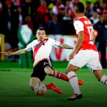 Andrés D'Alessandro luchando una pelota