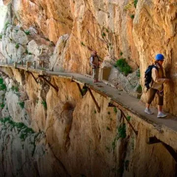 Se trata de una pasarela de unos 3 kilómetros que se encuentra colgada de la roca interior del cañón, con caídas de 100mts.