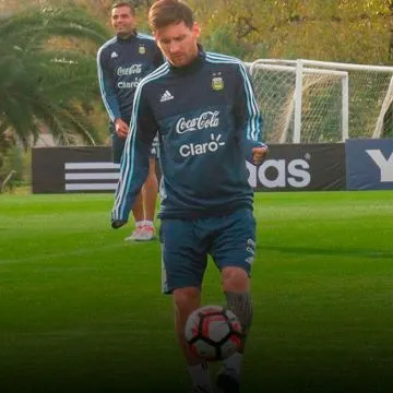 Leo se movió con mucha tranquilidad y su presencia en el duelo del jueves ante Uruguay es una incógnita.