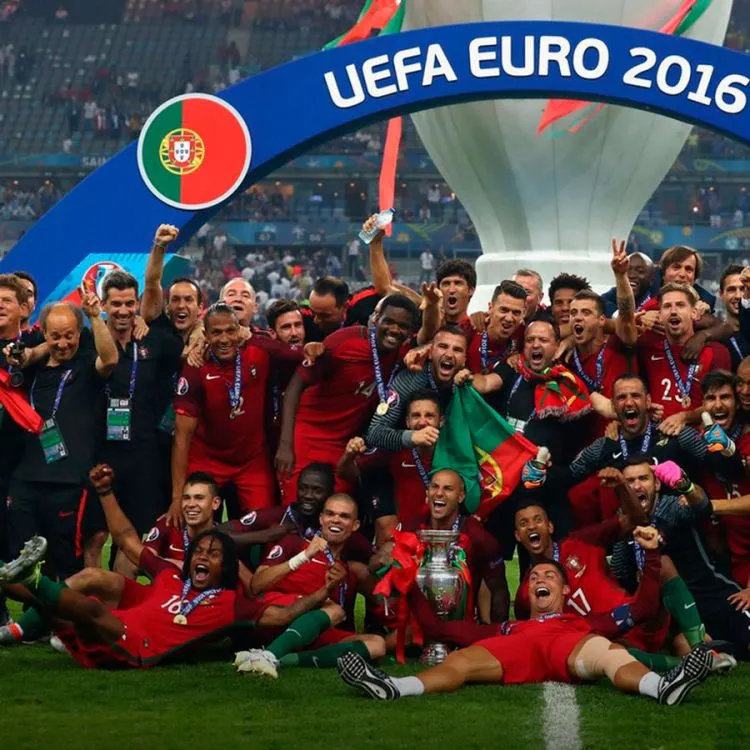 Jugadores de Portugal celebrando el gol de Eder