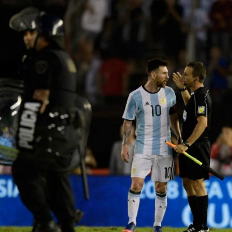 Messi sancionado con dos fechas por insultar al árbitro y complica el camino al Mundial