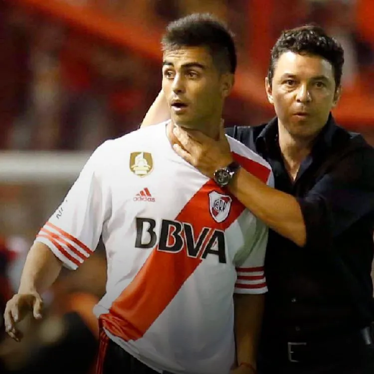 El nuevo Pity Martinez recibiendo instrucciones de Marcelo Gallardo