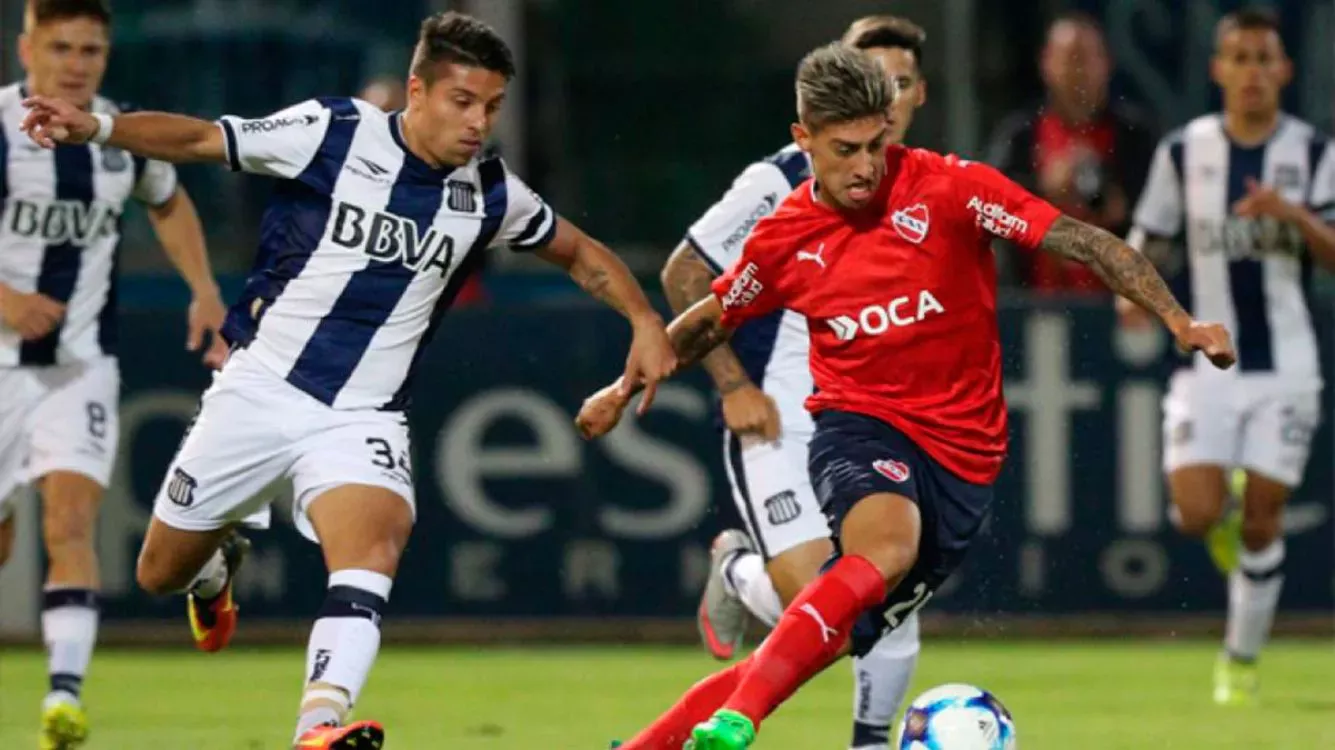 Emiliano Riggoni rodeado de jugadores de Talleres