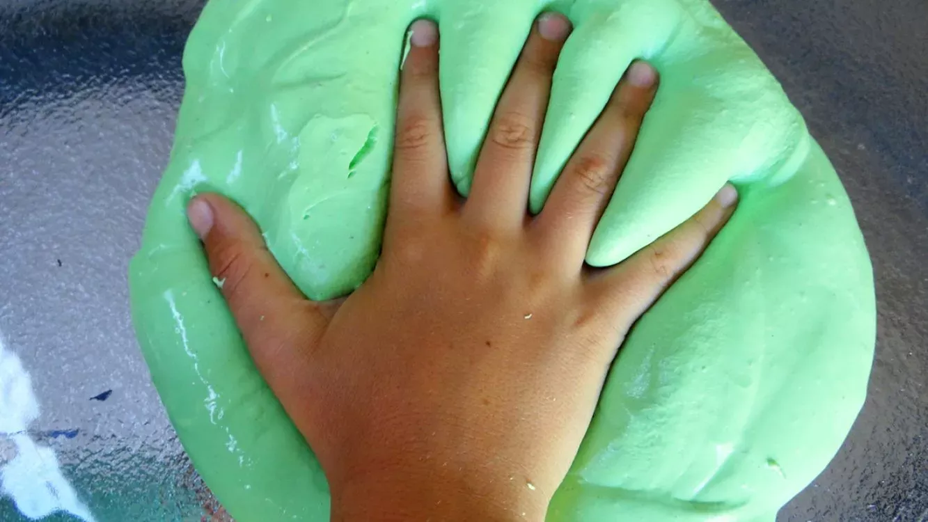 Slime, la gelatina viscosa para jugar, con altos riesgos para la salud de los niños