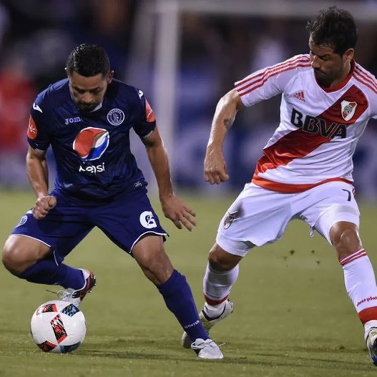 Rodrigo Mora, autor del segundo gol, cubriendo al mediocampista de Motagua