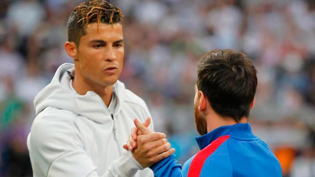 Cristiano Ronaldo y Lionel Messi saludándose