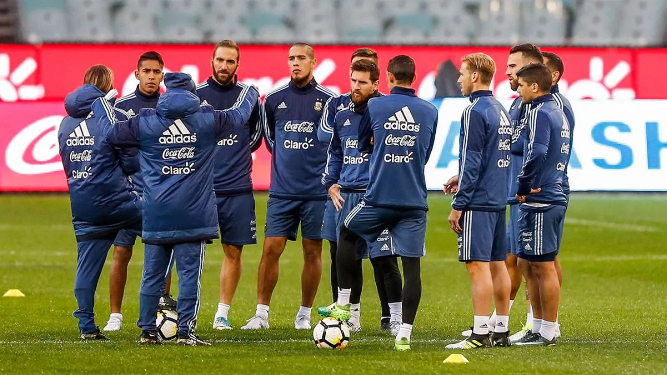 Jorge Sampaoli de espalda dando charla a los supuestos titulares