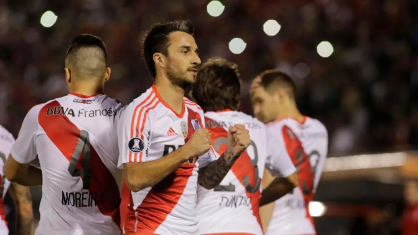 Nacho Scocco festeja su primer gol con la camiseta de River Plate