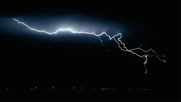 Un cazador de tormentas captura en vìdeo relámpagos en cámara lenta como nunca antes habías visto