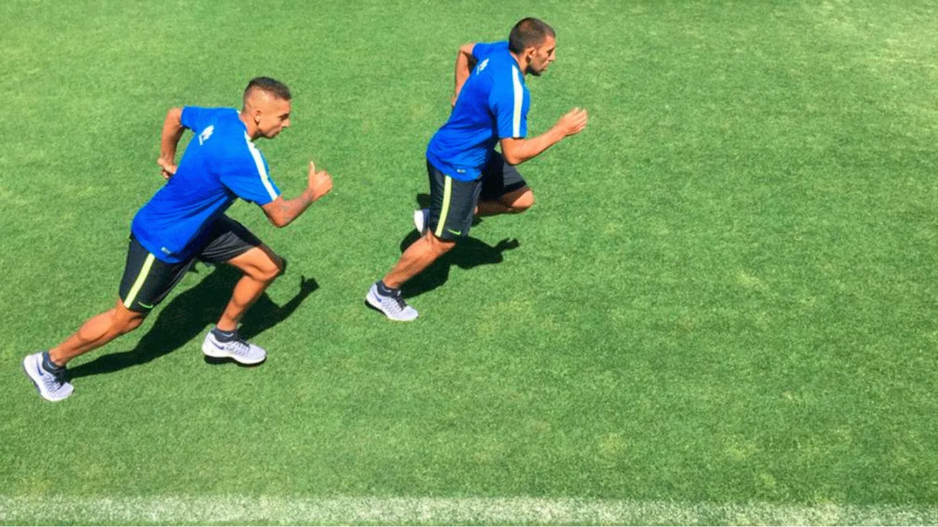 Wanchope Áabila y a su lado, Agustín Almendra, mediocampista de la Selección Sub 20.