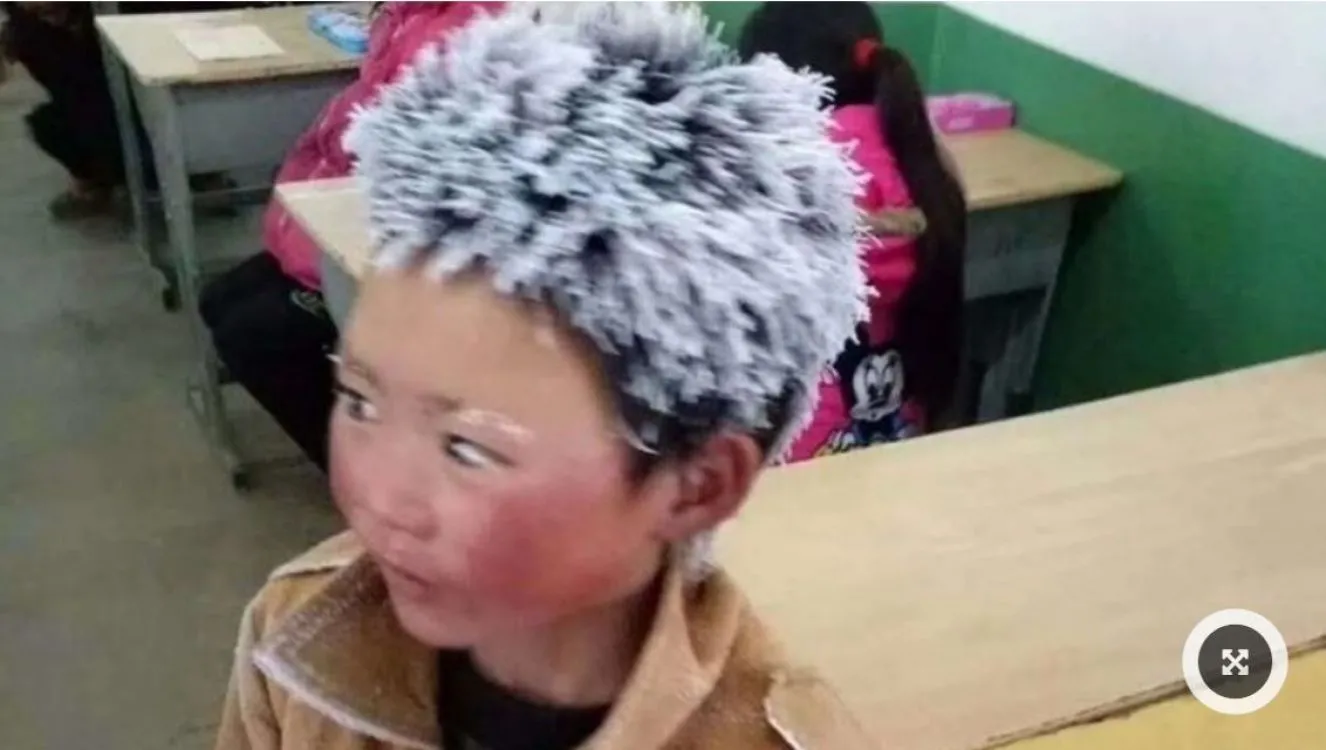 Conmueve al mundo la imagen de un niño que llega congelado al colegio