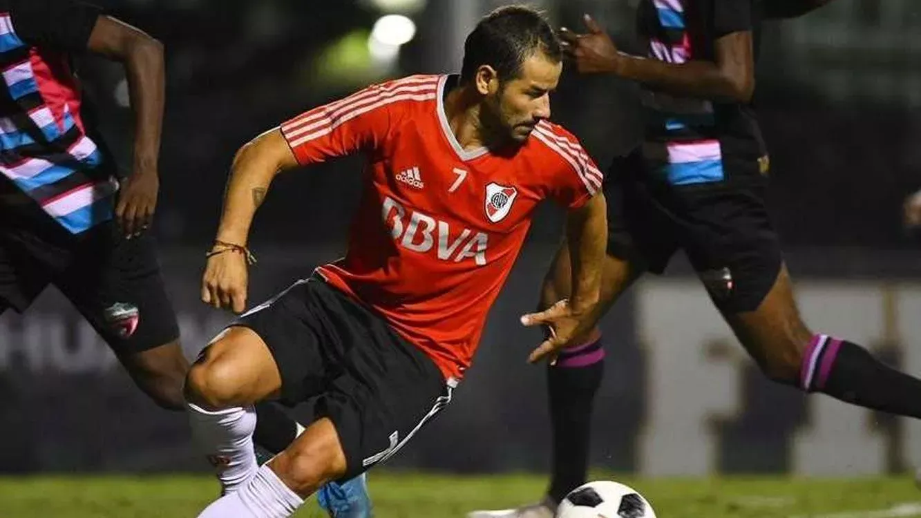 Mora ingresó en lugar de Auzqui a los 25 minutos del partido y no tardó en agarrar ritmo. Muy activo, generó la primera jugada de gol.