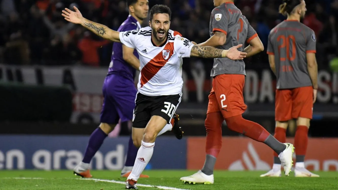 Nacho Scocco grita el primer gol del encuentro.