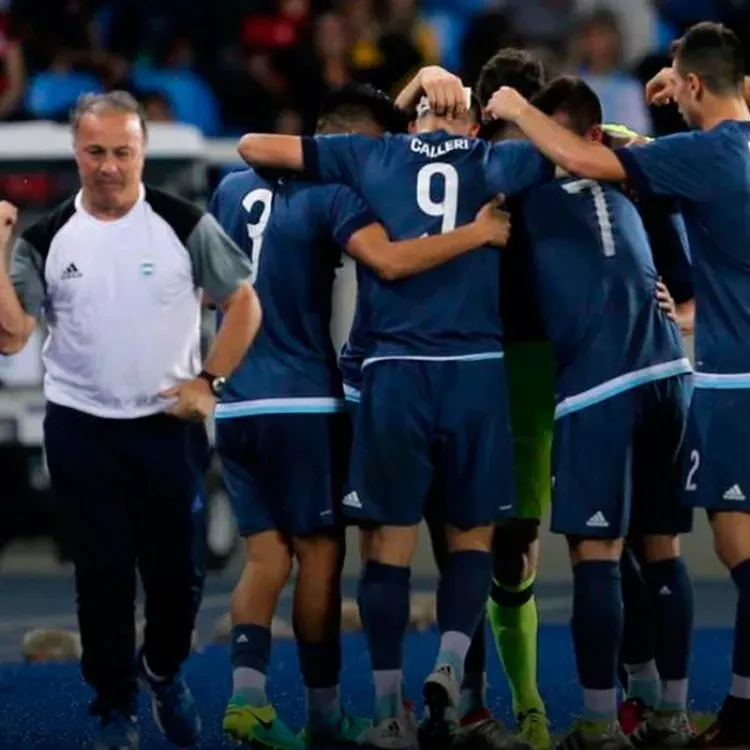 Argentina ganó 2-1 a Argelia y sueña con la clasificación. Tiene que ganarle a Honduras el próximo miércoles.